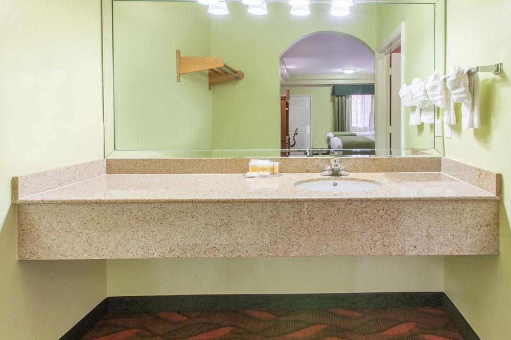 Days Inn & Suites By Wyndham Houston Hobby Airport מראה חיצוני תמונה