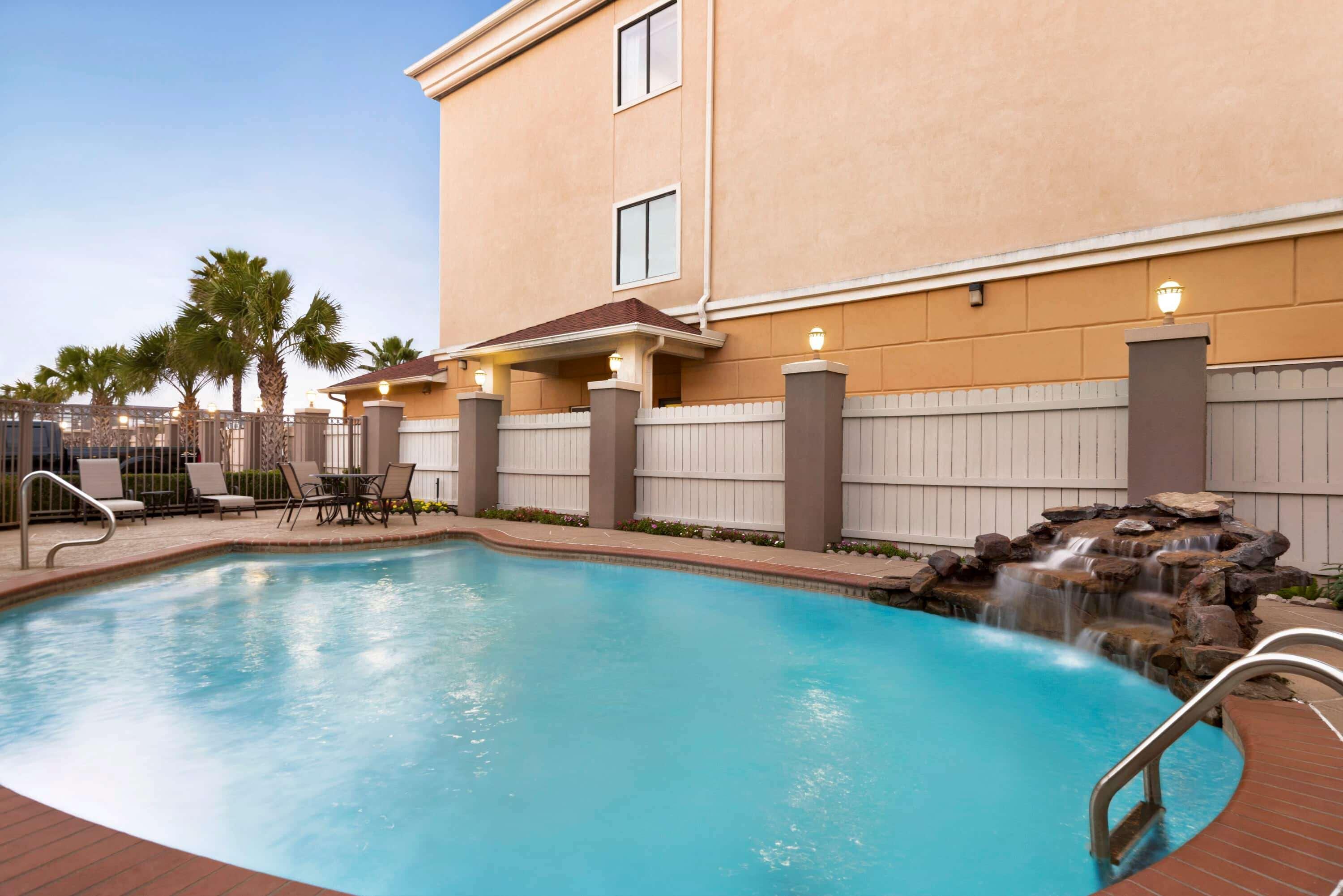 Days Inn & Suites By Wyndham Houston Hobby Airport מראה חיצוני תמונה
