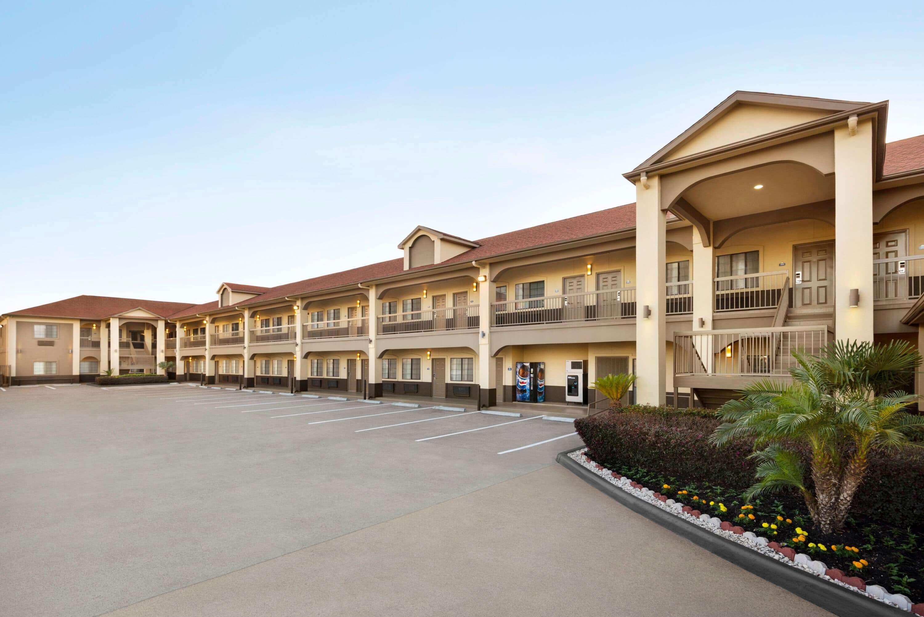 Days Inn & Suites By Wyndham Houston Hobby Airport מראה חיצוני תמונה