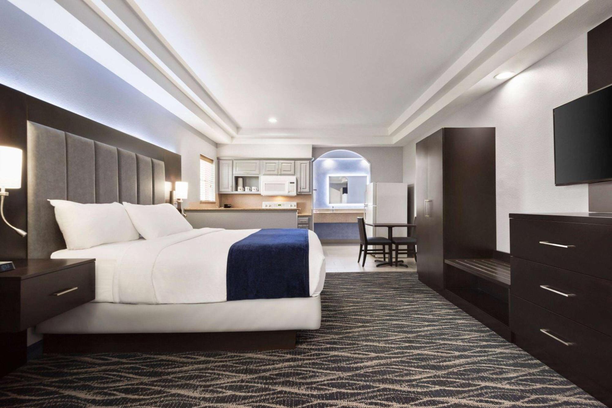 Days Inn & Suites By Wyndham Houston Hobby Airport מראה חיצוני תמונה