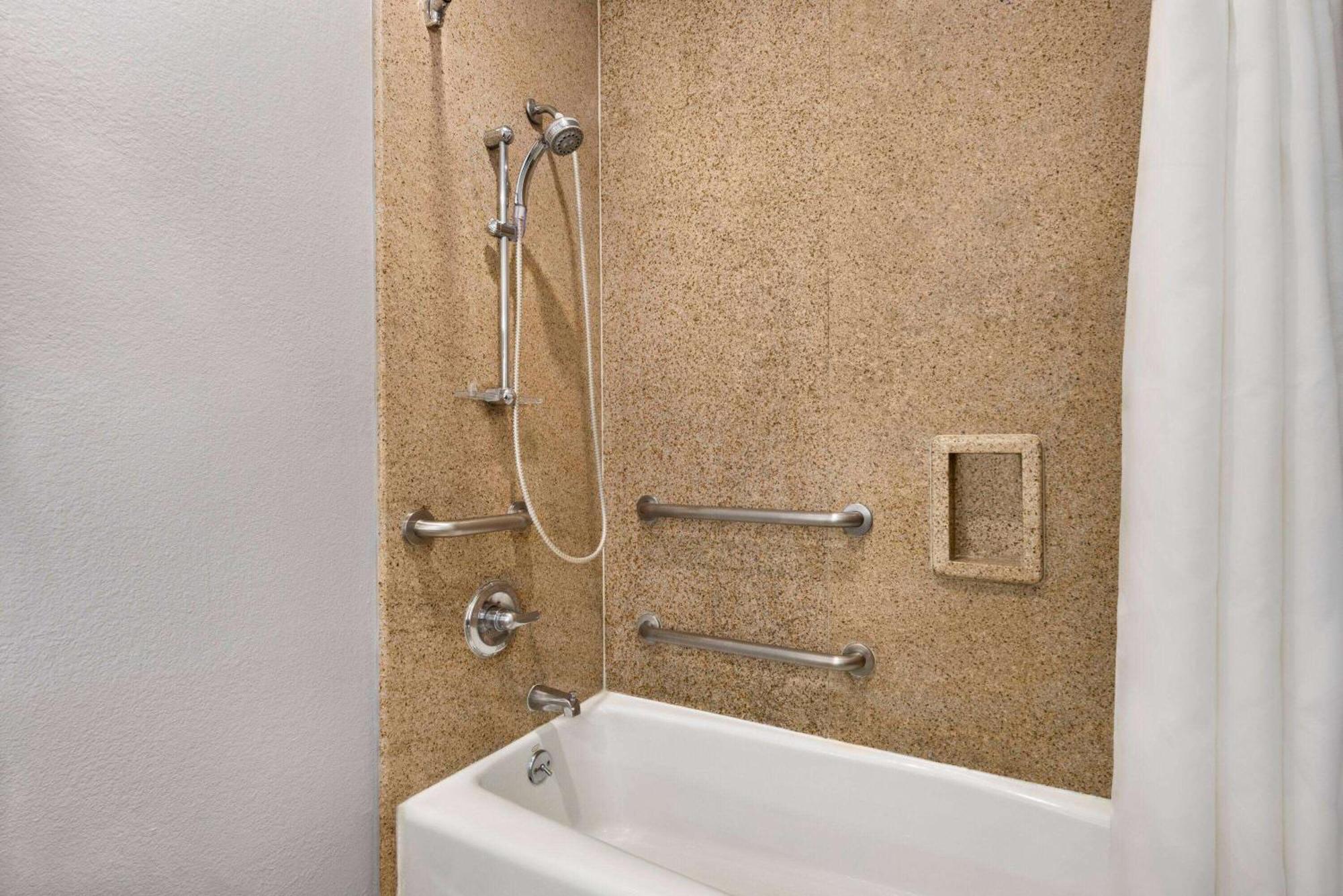 Days Inn & Suites By Wyndham Houston Hobby Airport מראה חיצוני תמונה