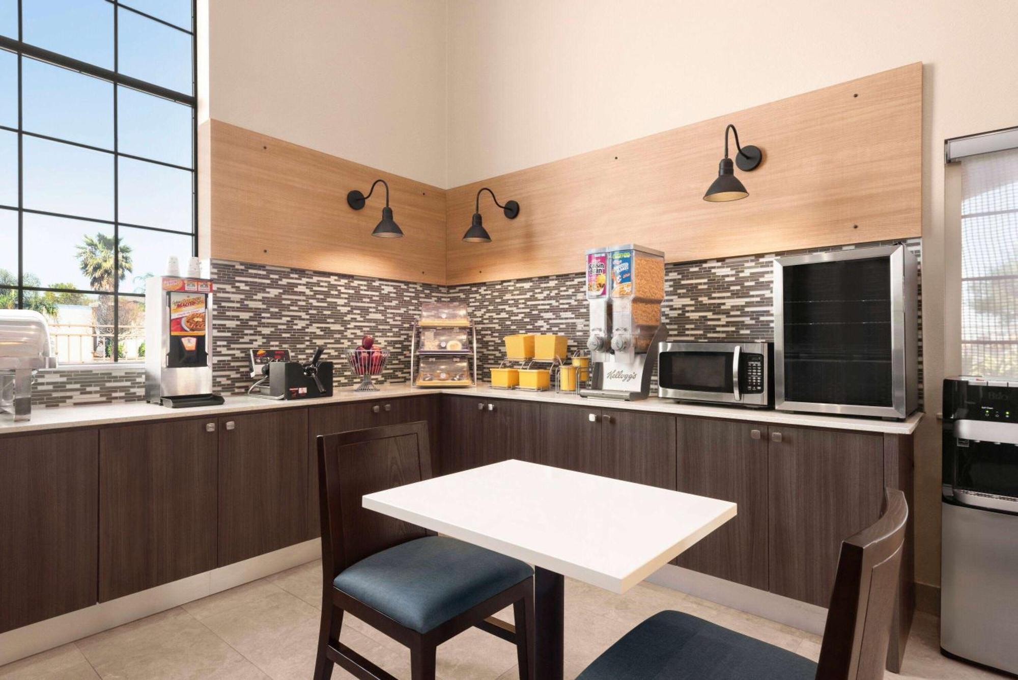Days Inn & Suites By Wyndham Houston Hobby Airport מראה חיצוני תמונה