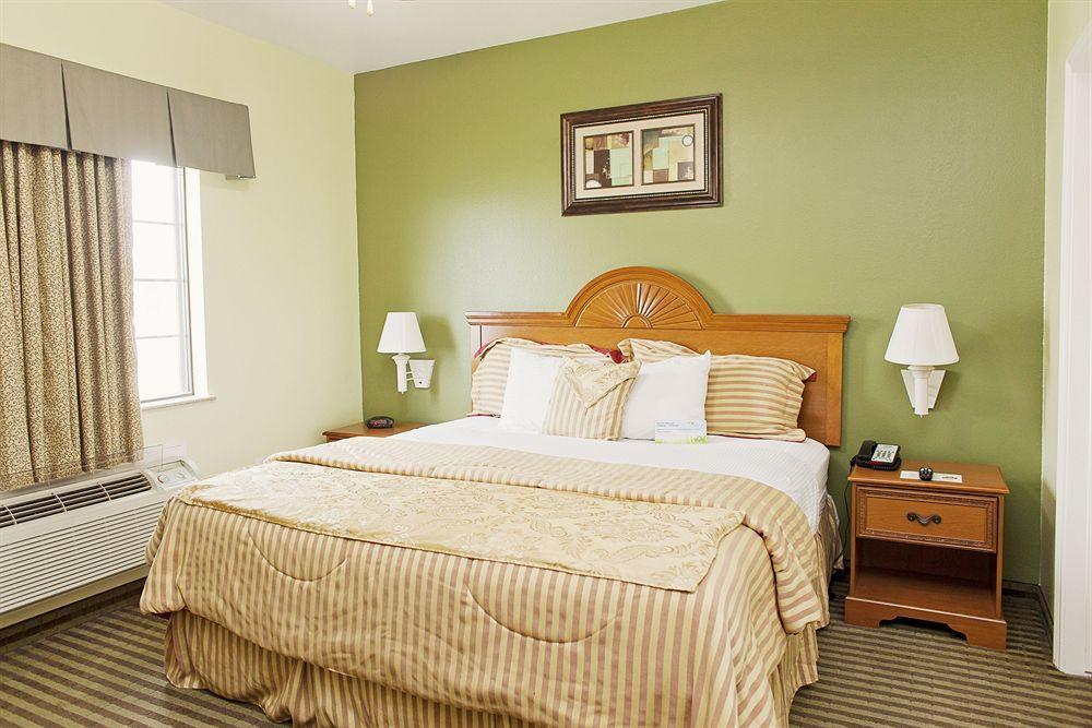 Days Inn & Suites By Wyndham Houston Hobby Airport מראה חיצוני תמונה