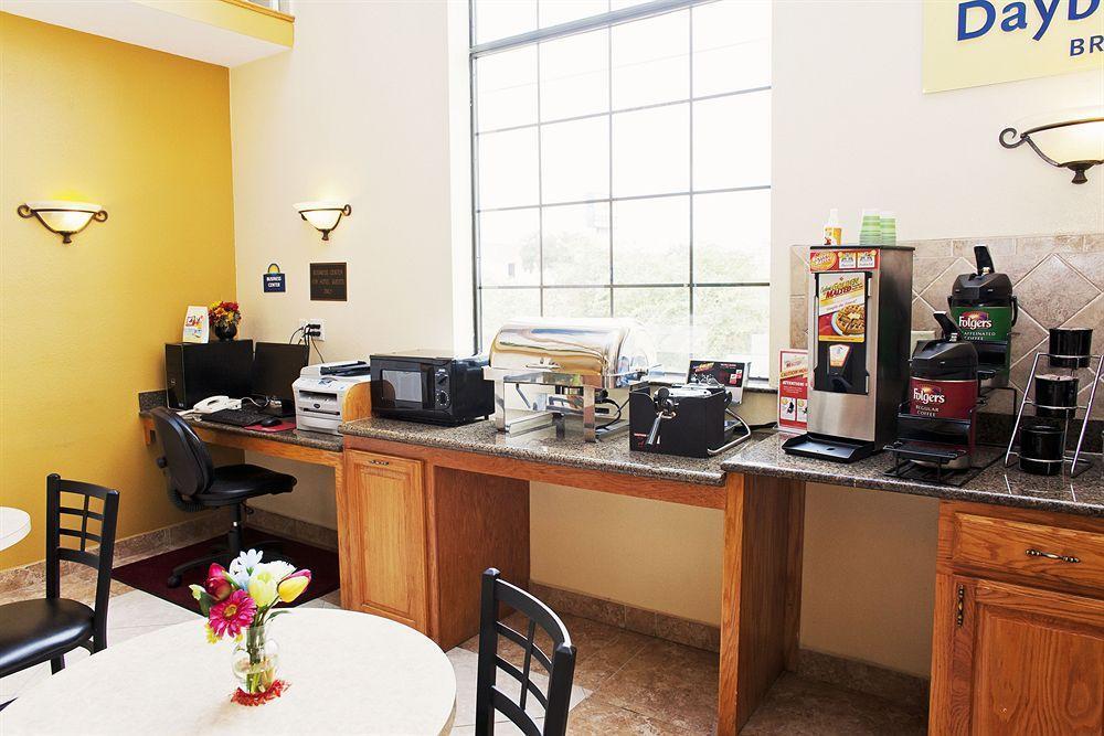 Days Inn & Suites By Wyndham Houston Hobby Airport מראה חיצוני תמונה