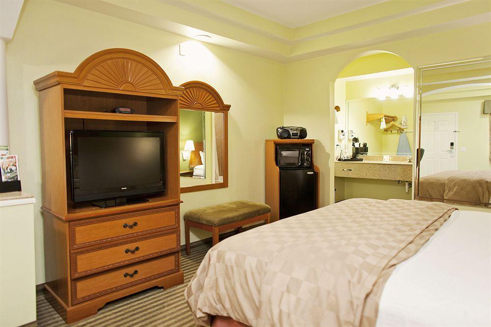 Days Inn & Suites By Wyndham Houston Hobby Airport מראה חיצוני תמונה